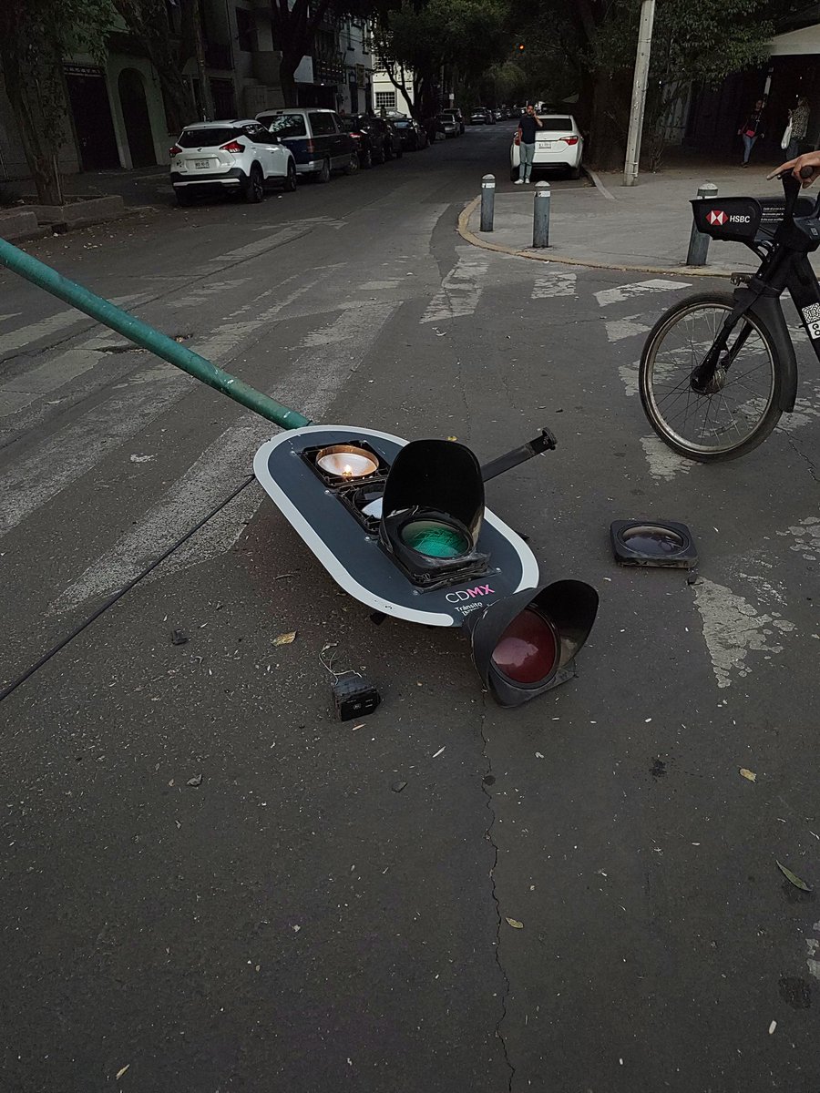 BetoMorelosCh's tweet photo. Semáforo en el cruce de Yucatán con Chiapas, en la colonia #Roma, se cayó con todo y poste debido a los fuertes vientos de esta tarde. #CDMX @SGIRPC_CDMX @SSPCMexico https://t.co/wi6OQFfhO0