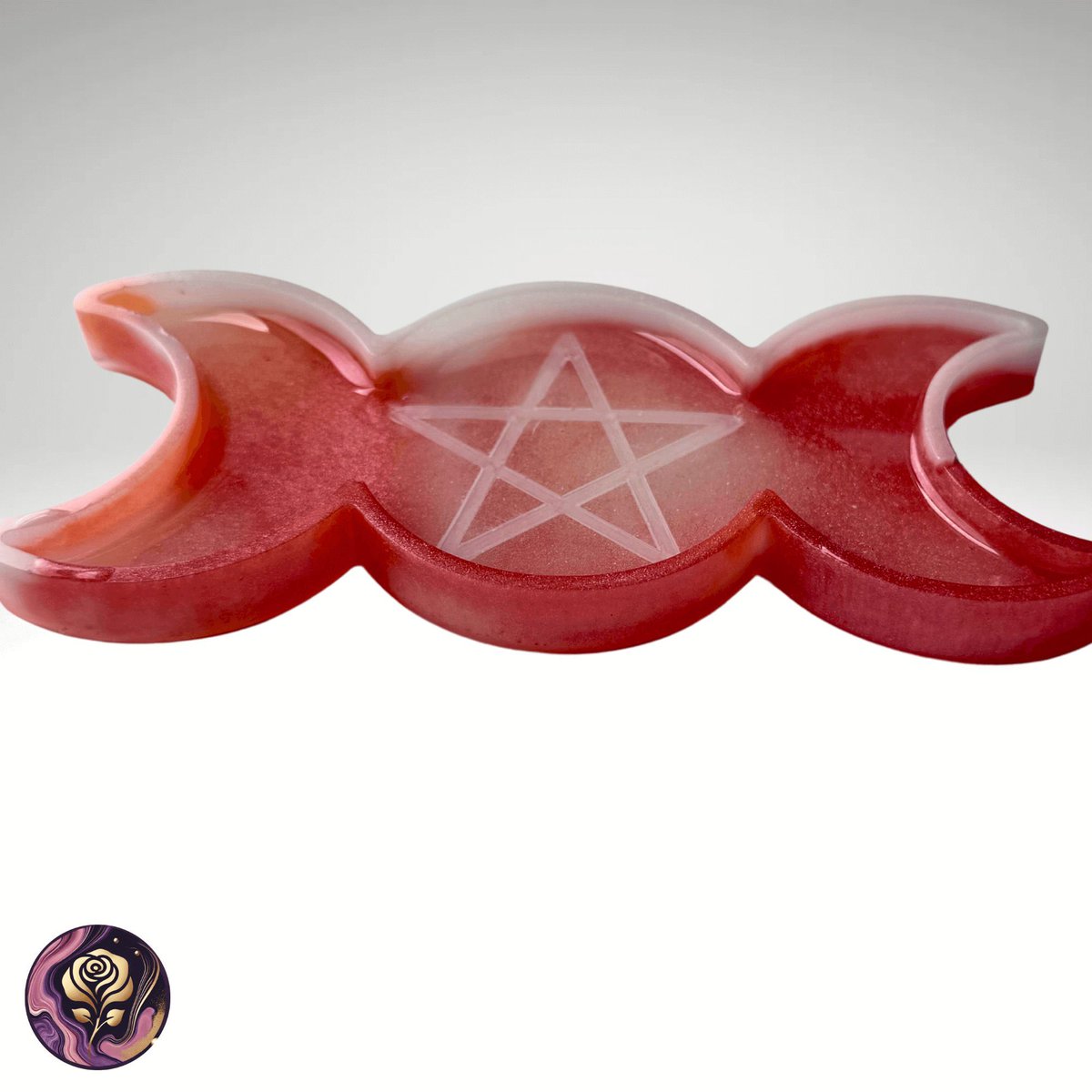 Poxy_Roses's tweet image. 🍓 Strawberry Smoke is live!
Blush &amp;amp; pearl resin, etched with a soft shimmer pentagram. Catch-all meets cuteness ✨
💖 Use it for rings, keys, or pastel magic.
🔗 buff.ly/opb20mc
#softwitch #resinartist #pasteldecor #triplegoddess #etsyfinds