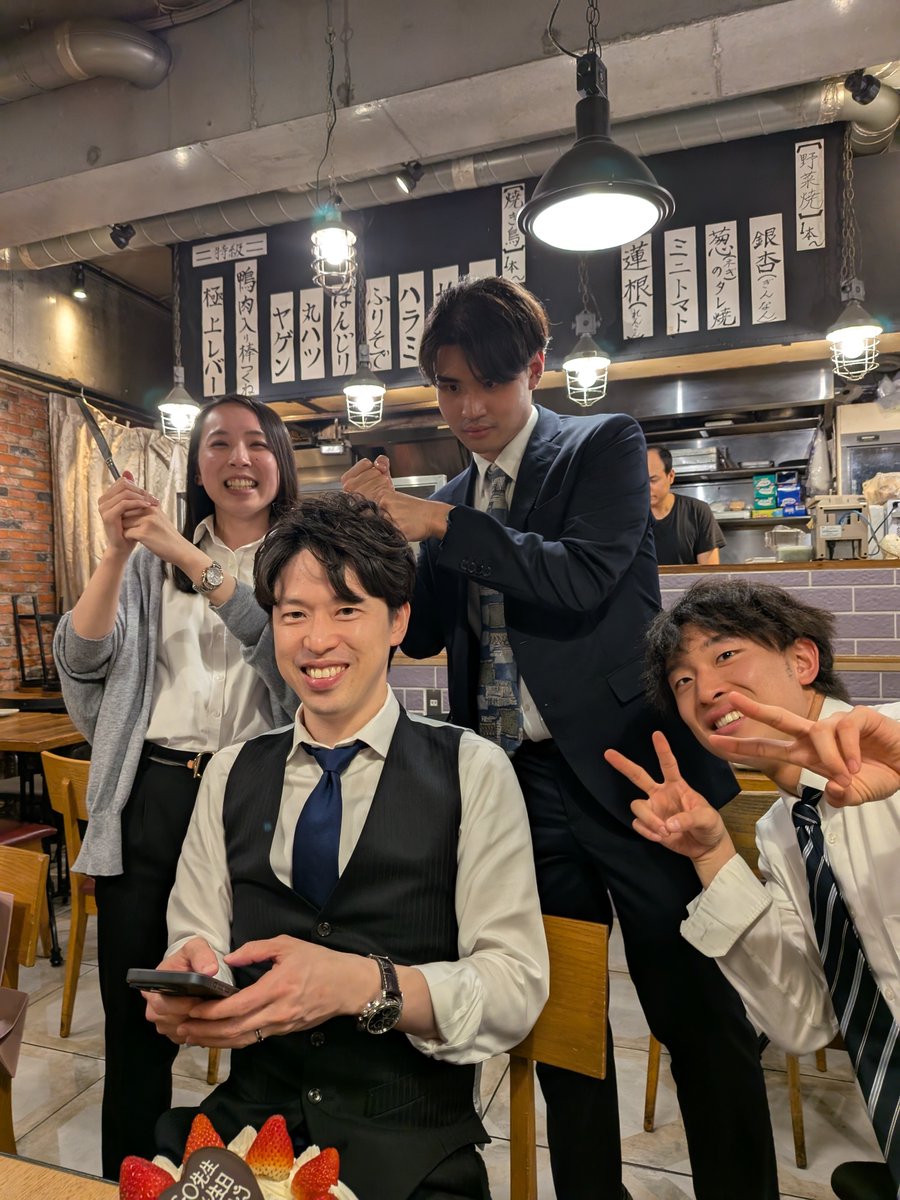 3月24日、パシフィコ横浜にて7名が卒業式を迎えました🎓
夜のパーティーにはOBOGの方々も駆けつけてくださり、笑いあり涙あり歌声ありの最高の卒業日和に！
我らがキング &amp; 先輩方、本当にお世話になりました🙇‍♂️✨
#北里大学
#未来工学部
#ソフトマターインフォマティクス