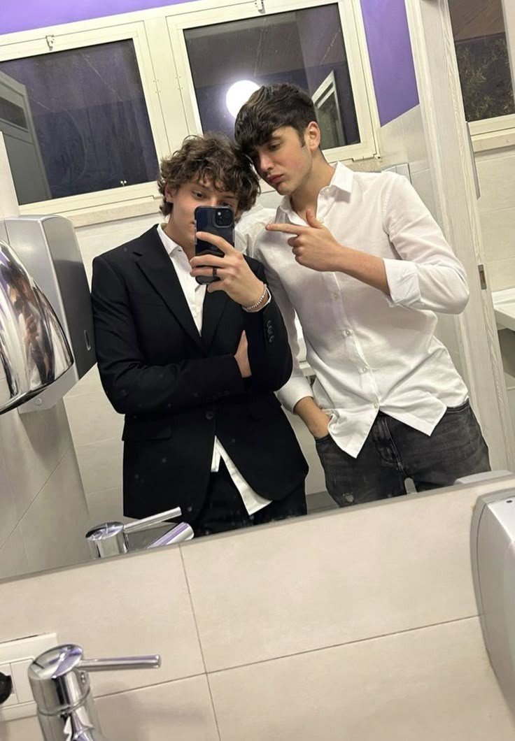 MercedesF1ARG's tweet photo. El tipo adelantó al mismísimo Max Verstappen hace 2 dias y ahora anda de joda con los amigos.

No sabes si se llama Kimi o Martin de 6to B https://t.co/lqNiK0y9Mp