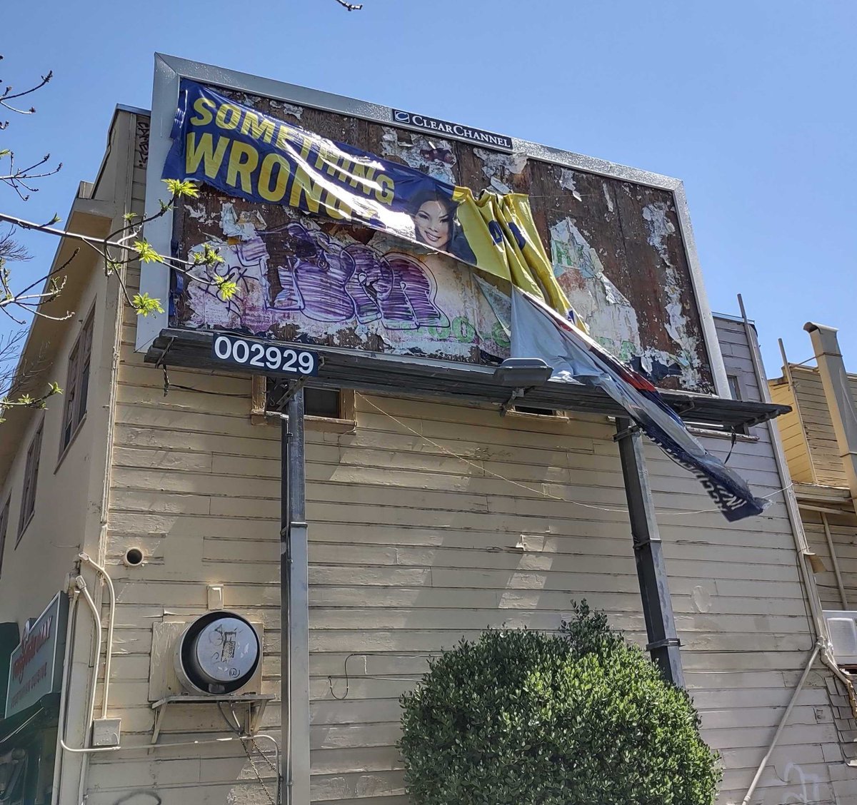 BillboardsNo's tweet photo. Something IS wrong Anh Phoong.

This #billboard is on East Santa Clara Street 2 blocks from #SanJose  City Hall.

Should the City reward billboard companies with new opportunities without reviewing their track record? 

No!!!

#SiliconValley #DTSJ #placemaking #environment #SJC https://t.co/R1NxL61V8z