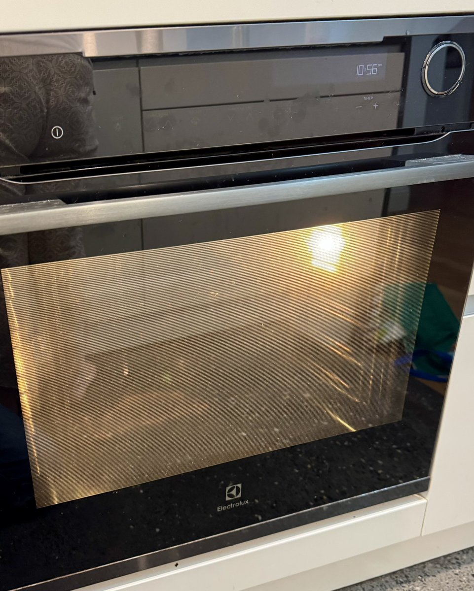 RogRites's tweet photo. Hey @ElectroluxGroup @ElectroluxAUS, epic fail on customer service. Oven lock engaged with the door open. Called for help — was told the only option was to book a service call. No expert, no advice. I fixed it myself in 30 seconds thanks to Google. #badcustomerservice https://t.co/IToif1lvt5