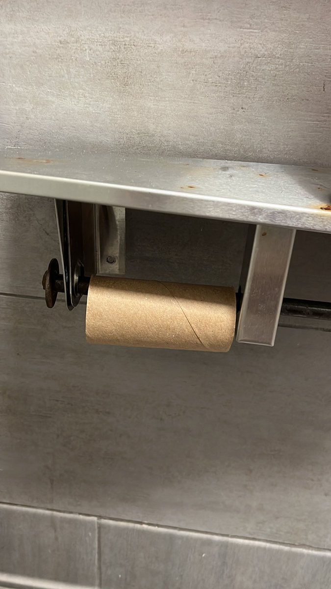 MarkErikso32505's tweet photo. Mid-workout shit just nuked the rest of the TP at the gym #realgsmoveinsilence https://t.co/eB0u7Ag9vV