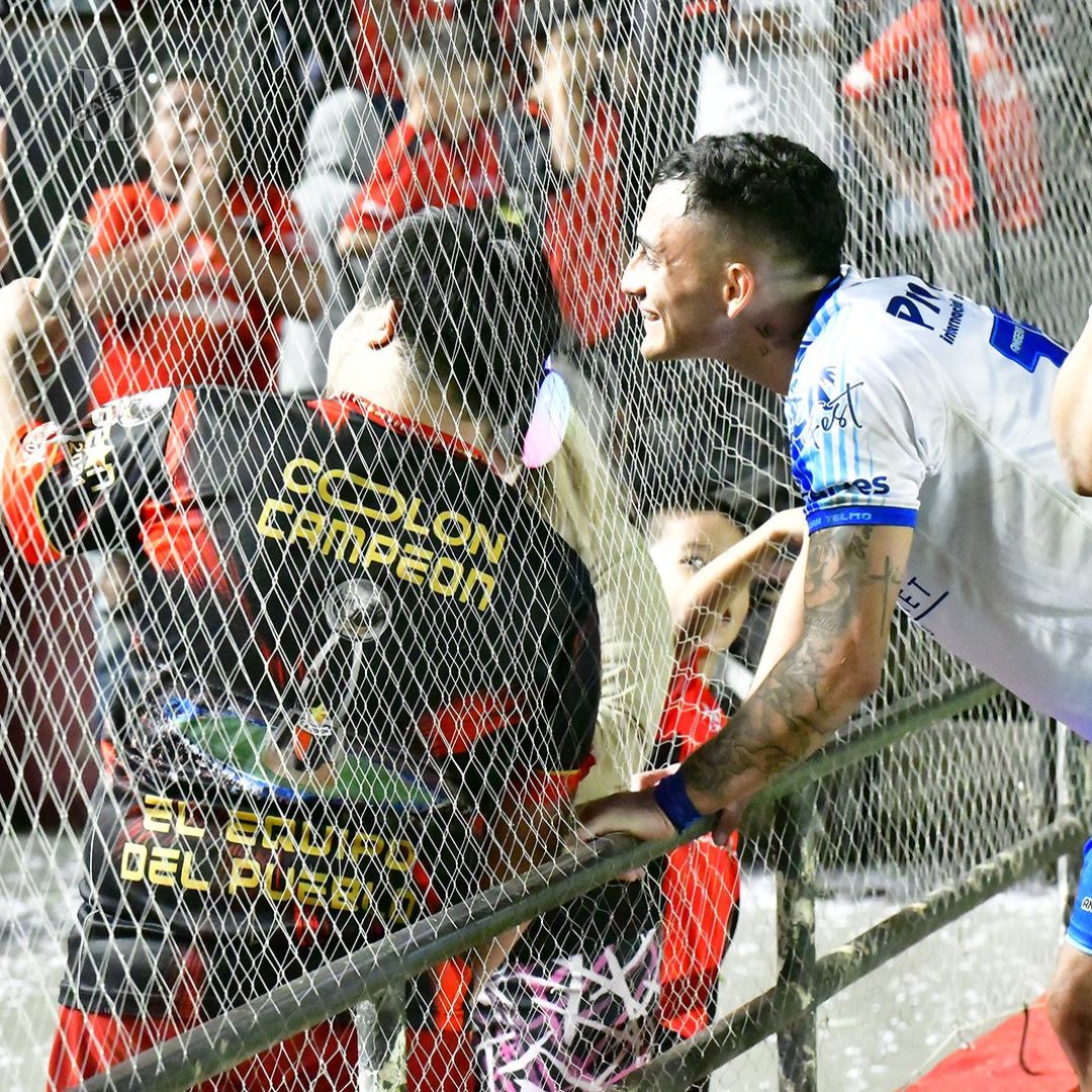 PrensaSanTelmo's tweet photo. 🔙 𝑼𝒏𝒐 𝒏𝒐 𝒔𝒆 𝒐𝒍𝒗𝒊𝒅𝒂 𝒅𝒆 𝒅𝒐𝒏𝒅𝒆 𝒔𝒂𝒍𝒆 👏

📸 Ayer, familias de la platea baja le pidieron sacarse una foto a Curcio, surgido del semillero Sabalero, a préstamo en el Candombero y quien se fue muy aplaudido por la platea local. https://t.co/JoOiML9zsf