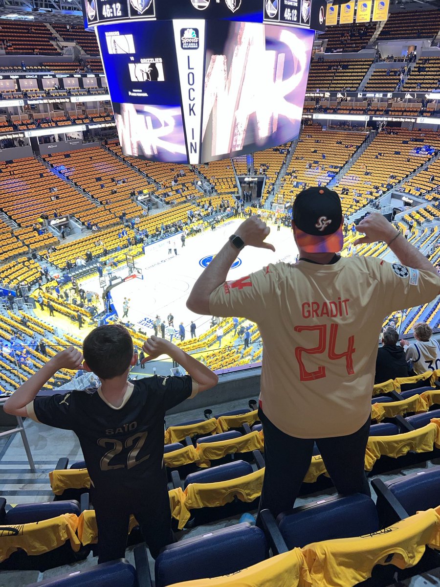 SylVasseur's tweet photo. @MaryPatrux @SoFrenchProd @singletonchr Les lensois en voyage en Californie envoyés spéciaux de @NBAextra sont dans la place @ChaseCenter #OnEstLa #GoDubNation https://t.co/r6V30yN73E