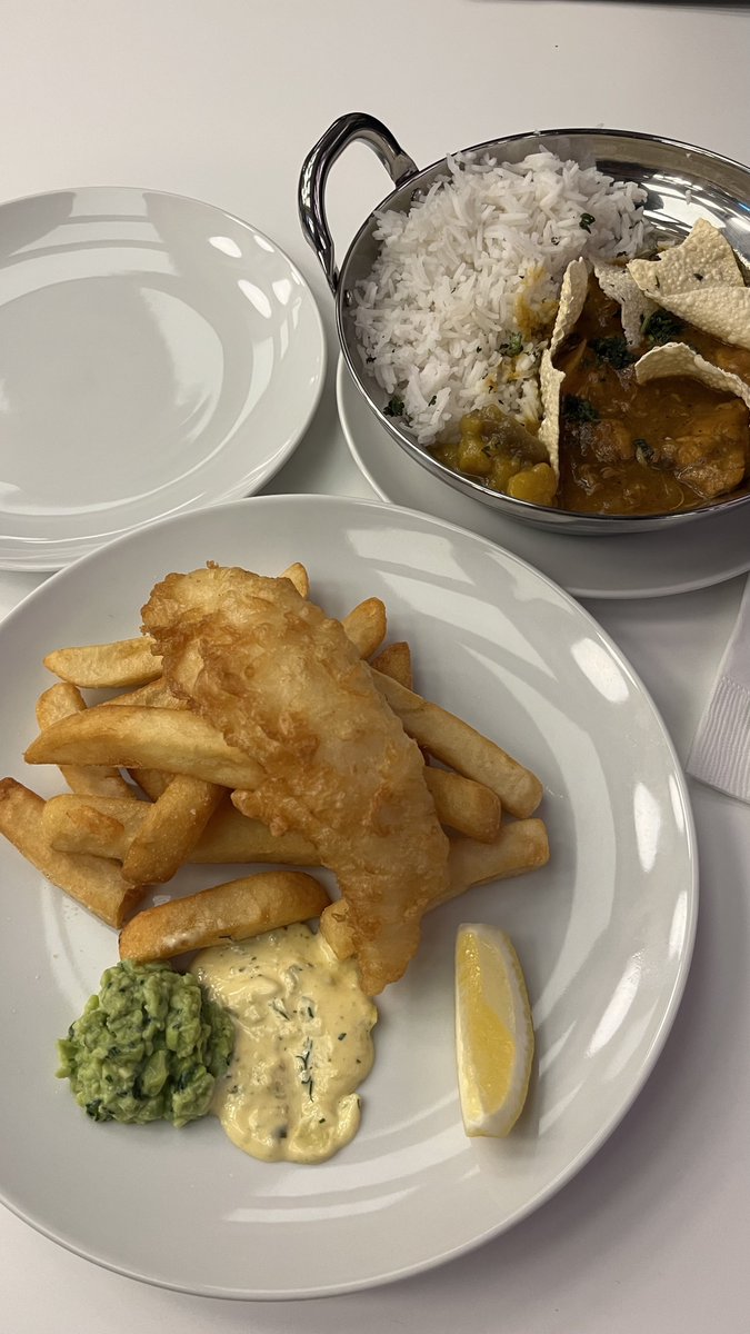 英国パビリオンのフィッシュアンドチップスとチキンティッカマサラ