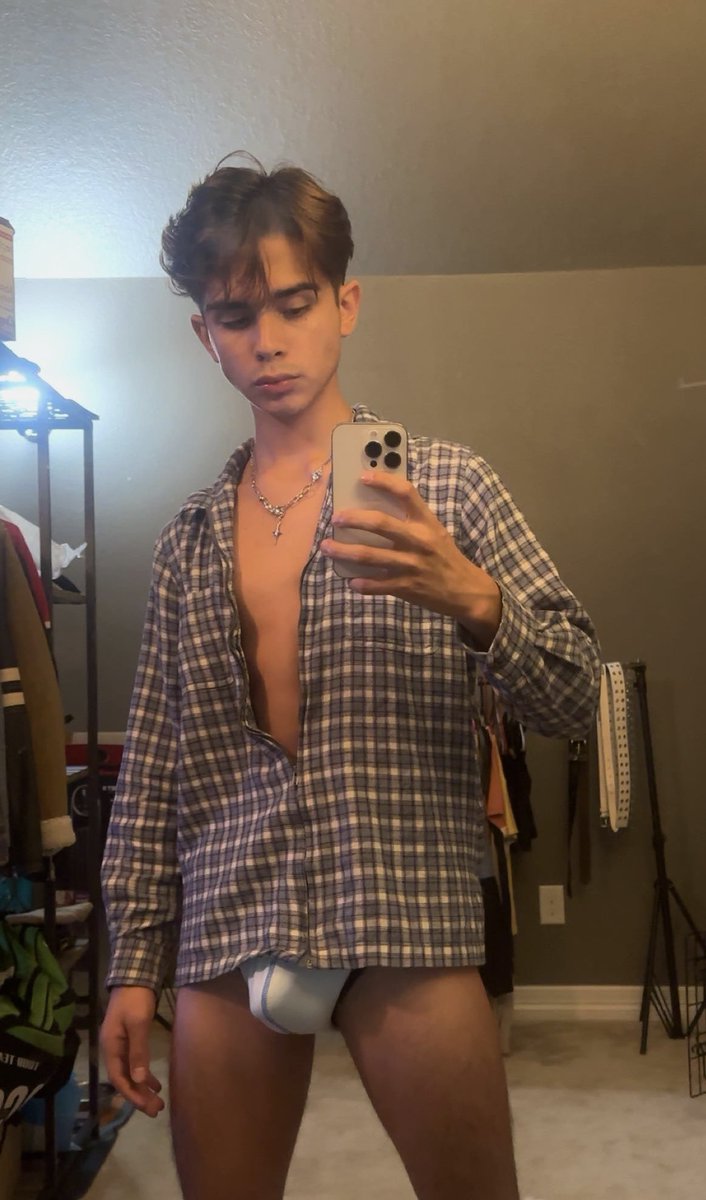 your place is on your knees sniffing and worshipping this bulge boy. 

drop down and smile while you open your wallet for me , send me your tribute 😈 let’s have some fun tonight.