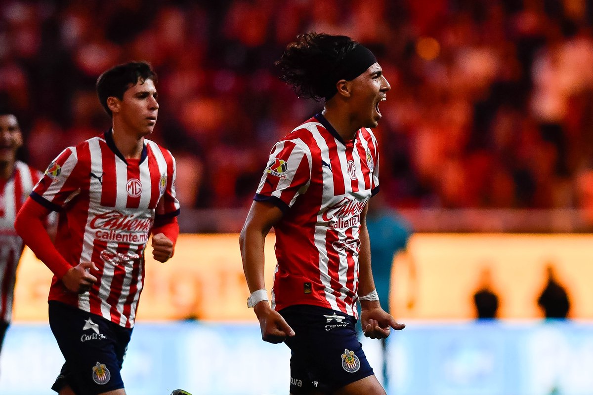 Telemundo Deportes (@telemundosports) on Twitter photo ¡El Rebaño lo gana al Medio Tiempo! ⏱️
🐐 Chivas 1-0 Puebla 🎽
⚽️ Jornada 16 de la Liga Mx
🏟️ Estadio Akron
EN VIVO a través de 🖥️ @Universo y 📲 Telemundo App ➡️ tlmdo.co/4jEYVdn
🎙️ <a href="/jorgedcalvo/">Jorge Calvo (calvomx)</a> , <a href="/manuelsol/">manuel sol</a> y <a href="/JaimeHGarduno/">Jaime Herrera</a>
#ChivasEnTelemundo ¡El Rebaño lo gana al Medio Tiempo! ⏱️
🐐 Chivas 1-0 Puebla 🎽
⚽️ Jornada 16 de la Liga Mx
🏟️ Estadio Akron
EN VIVO a través de 🖥️ @Universo y 📲 Telemundo App ➡️ tlmdo.co/4jEYVdn
🎙️ <a href="/jorgedcalvo/">Jorge Calvo (calvomx)</a> , <a href="/manuelsol/">manuel sol</a> y <a href="/JaimeHGarduno/">Jaime Herrera</a>
#ChivasEnTelemundo