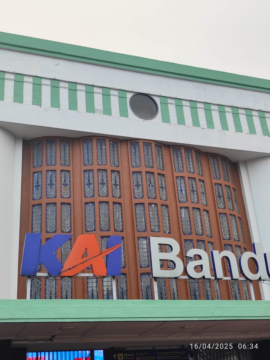 WinduJati7's tweet photo. @KAI121 Min pintu selatan  stasiun Bandung, jam dinding diatas gerbang pintu kok tidak ada, itu jam ikonik pasang lagi dong.. https://t.co/w6Je1ANoSr