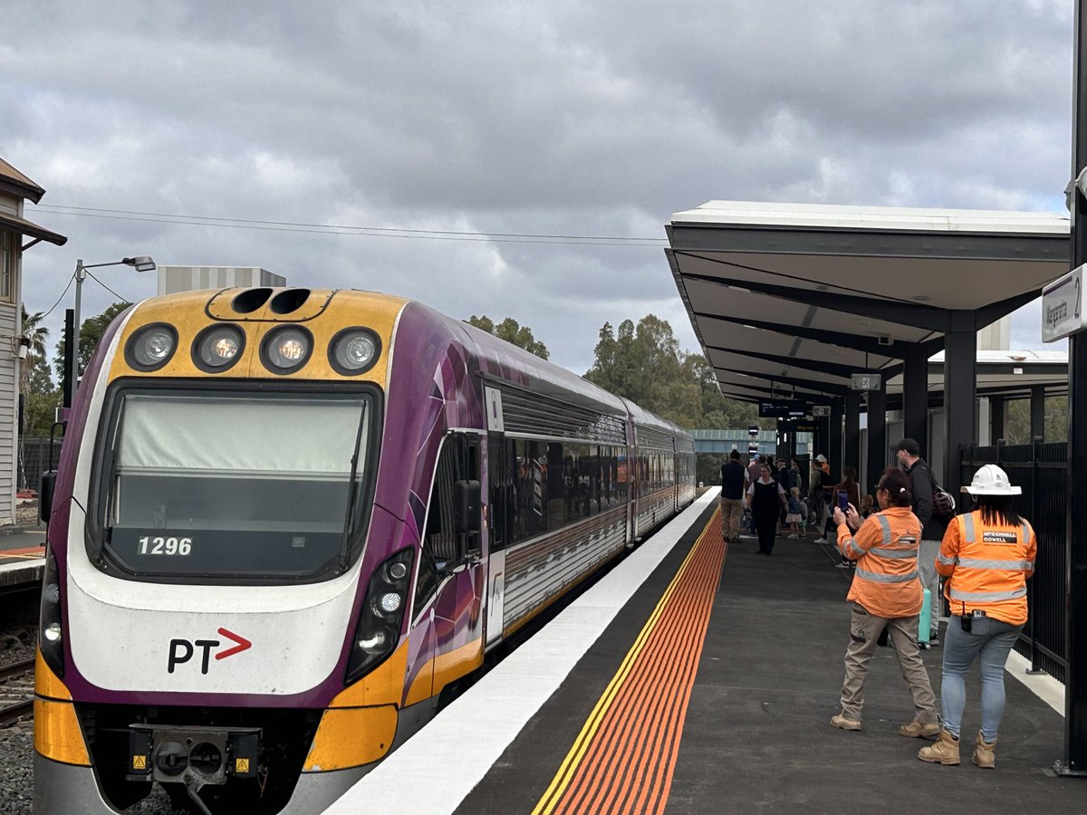 The new Wangaratta Station platform has welcomed its first passenger train – the V-Line service running from Melbourne to Albury.

There is now safer and more accessible access to the platform via a new pedestrian underpass, ramps and lifts.

More: inlandrail.info/4clcrjE
