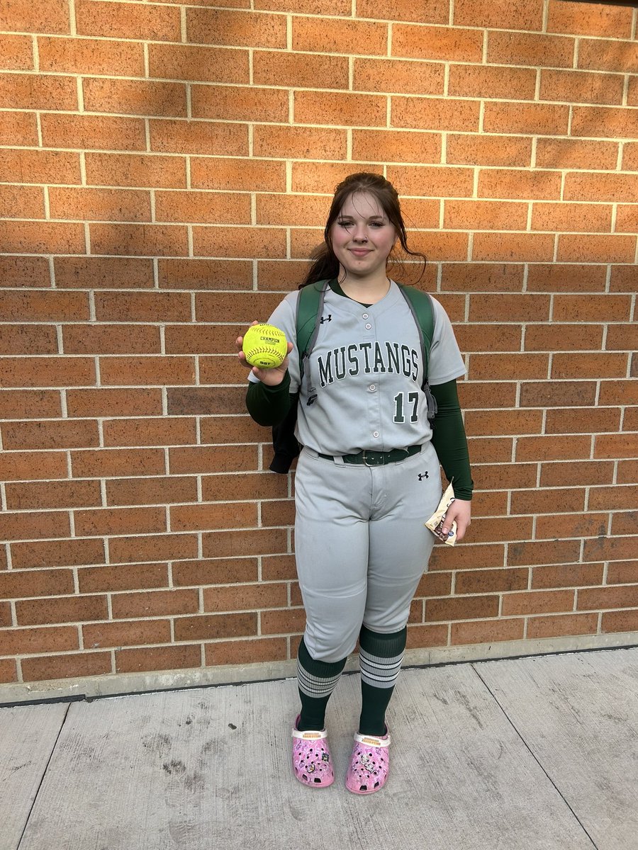 LiliM_2027's tweet image. Me and my girls beat Oaklawn today!
  Went 4for4 with
2-💣💣s  1-DBL 1-1B
CG  in the ⭕️
6in/3hit/1ER/1BB/3Ks. 54 pitches 😁
#RideAsOne #BetheHunther
@Impact_Sullivan @impactcaymol @NCSA_Softball @joycewellhoefer @CoachMWright3 @RedbirdsSB @IlliniSB @IndStSoftball
@DirectRecruits