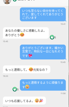 rerererecha's tweet photo. #inZOI #SmartZOI 

😆SmartZoi凄いですよって話

仲良し家族（父・息子・娘）の中に血が繋がってない子供が一人いるという設定にしてプレイしてみました
家族に「仲良し家族」みたいな内容のプロンプトを入れて、娘（年齢は青年）娘一人だけに「She knows she's not the only real member of the fam, has never told anyone, and acts cheerful.She knows she's not the only real member of the fam, has never told anyone, and acts cheerful.
（自分だけが本当の家族ではないことを知っているけど明るく振舞っている）」と入れておきました

ZOIはどう動いたか？
体感的なお話ですが書いておきます😆

娘は父と会話する時は明るい話題が多かったような気がします、しかも常に笑顔。（気質が人気者なのでその影響もあるかもしれませんが）
でも時々、本音では「いつも明るく振舞っているけど本心ではない」みたいな内容が！
一方、父は娘に叱りにいくシーンをよく見かけました（他の親子をプレイしたことはないので親子あるあるなのかもしれませんが）
娘に話しかける回数も多い気がしました（息子もいますが娘の方に話しかける方が多かった気が。）

父とのメッセージのやりとり📩（↓画像）

娘「愛してくれてありがとうございます」
まるで自分は愛してもらえないと思い込んでいるようなメッセージですよね

父「もっと連絡して。元気なの？」
同じ屋根の下に暮らしていますが突如このような父からのメッセージ
家の中で二人に会話がなかったわけではないのですが、父の方がもっと話したかったのかな？

娘「もっと連絡するように頑張ります」
受け取りようによっては全体的によそよそしい会話に見えるけど、これが一番よそよそしさが出てるメッセージ😅

どうなんでしょうか🤔
娘は今まで血が繋がった家族だと信じていたのにある日突然たまたま事実を知ってしまって、娘が父とどう接していいか分からなくなっているという心境を描いたのかなとも受け取れます
一方、父は娘が事実を知ってしまったことには気づいてない様子？（ちなみに父のプロンプトにはその点は書いてません）
「いつも至らない自分を待ってくれて、愛してくれてありがとう」という娘からのメッセージに対して「あなたのやさしさに感動したよ。ありがとう」と単に娘が親への感謝の気持ちを伝えてくれたんだろうと喜んでいる様子なので。

ちなみに父の気質は統率者です
気質によってメッセージのやりとりが違うかもしれないですね！

そして最も驚いたのが、気が付いた時には父と娘の関係は不和（最悪）になってました😇
父はよく娘に話しかけるわりには叱ることも多かったからかな？
それに父はよく娘の部屋に入り浸ってました😅
お年頃の娘にはさぞ酷な環境ですね😇
その上、自分と父は血が繋がっていないという事実を知れば、最終的に心を閉ざしても仕方ないことだと思います😇😇

SmartZoiの何が凄いって、こんな短いプロンプトでAIがこういう行動をとるだろうと考えてくれて、そのZOIの行動についてプレイヤーがまたいろんな妄想や想定を考えられて楽しめるという相乗効果にあると思うですよね🤔

まだプロンプトの文字数制限があっていろいろな設定を盛り込むには難しいところではありますが、これからに期待です！！