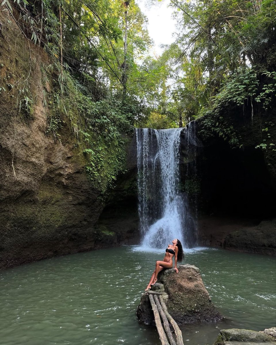 MissAdriSmith's tweet photo. 🌴💦🌿 #bali #indonesia #ubud #suwatwaterfall #waterfall #baligirl #islandgirl #island #islandlife #balilife #balivibe #islandvibes https://t.co/TurUWmbJQ8