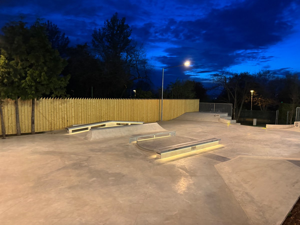 Večer jsme testovali osvětlení nového skateparku na Pražačce. V zimě bývá brzo tma, ale jezdit se musí pořád.
Dáváme do kupy poslední razítka. Držte nám palce, když všchno klapne, otevřeme v květnu 😀.