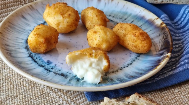 Delicatessenred's tweet image. Las #croquetas de #bacalao son uno de los aperitivos más populares en #SemanaSanta. Con esta receta quedan cremosas, de rebozado fino y con muchísimo #sabor 🙌😋 acortar.link/Dv3uRK