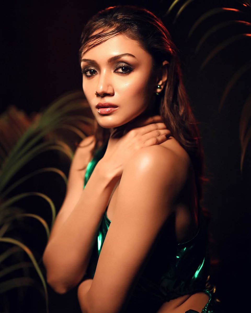 Calcutta_Times's tweet photo. 💚 Serving shimmer, sass, and serious style!
#ShrutiDas stuns in a metallic green moment — bold, beautiful, and dripping in diva energy.
Because subtle was never her colour. 😉✨
#GreenGlam #Tollywood #TollywoodStyle #MetallicMood #FashionGoals #celebs https://t.co/STqcBL79vf