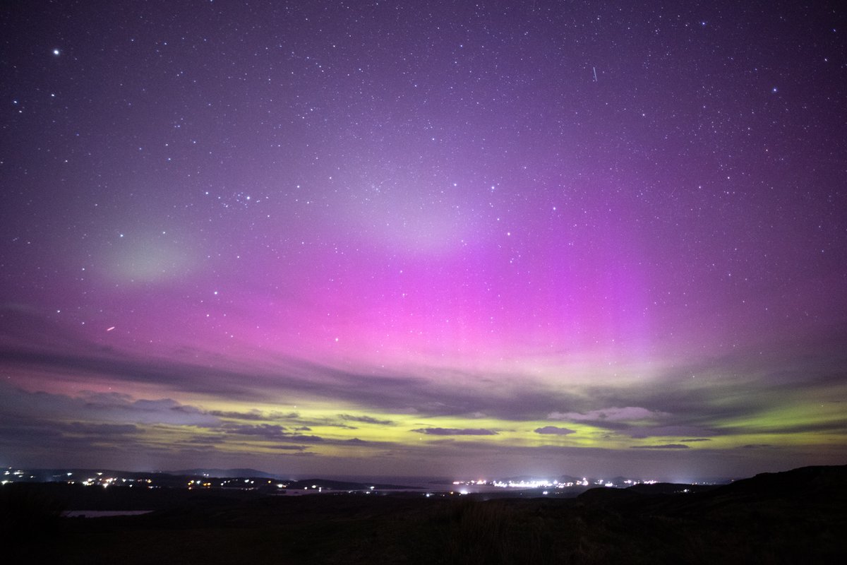 A beautiful #Aurora display at Lough Salt, #Donegal 🇮🇪 last night. Clearly visible to the naked eye. Very clear red colouring in the sky along with a turquoise green layered on top (Proton aurora?) as it subsided before the clouds rolled in.