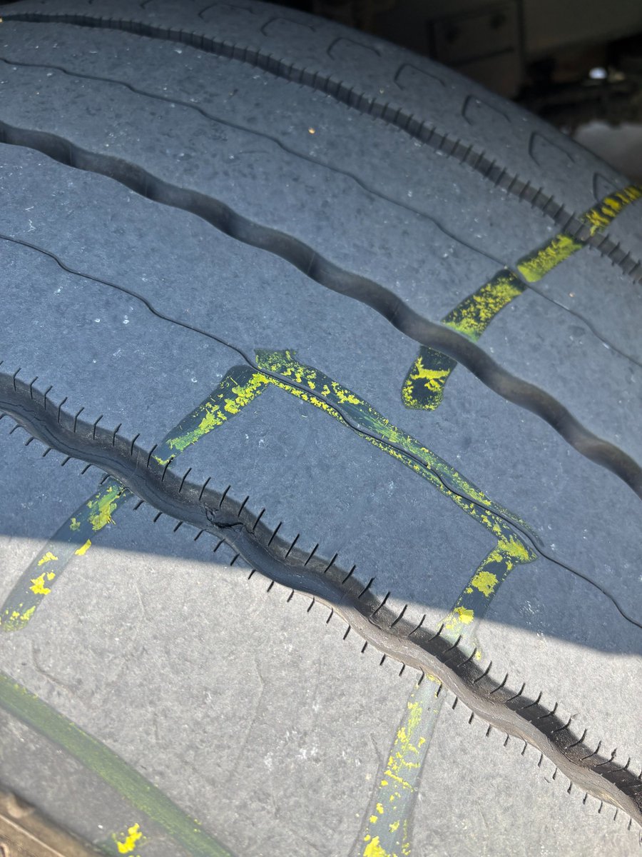 DVSAEnforcement's tweet image. £2️⃣0️⃣0️⃣ in Fixed Penalties and Immediate Prohibitions:

❌Obscured windscreen
❌Tyres with deep cut

Prevented by:
✅Walk around check
✅Maintenance
✅Common sense

➡️Keep self and road users safe
➡️Follow guidance

#DVSA #DriverResponsibility #TyreIssues #ObscuredWindscreen