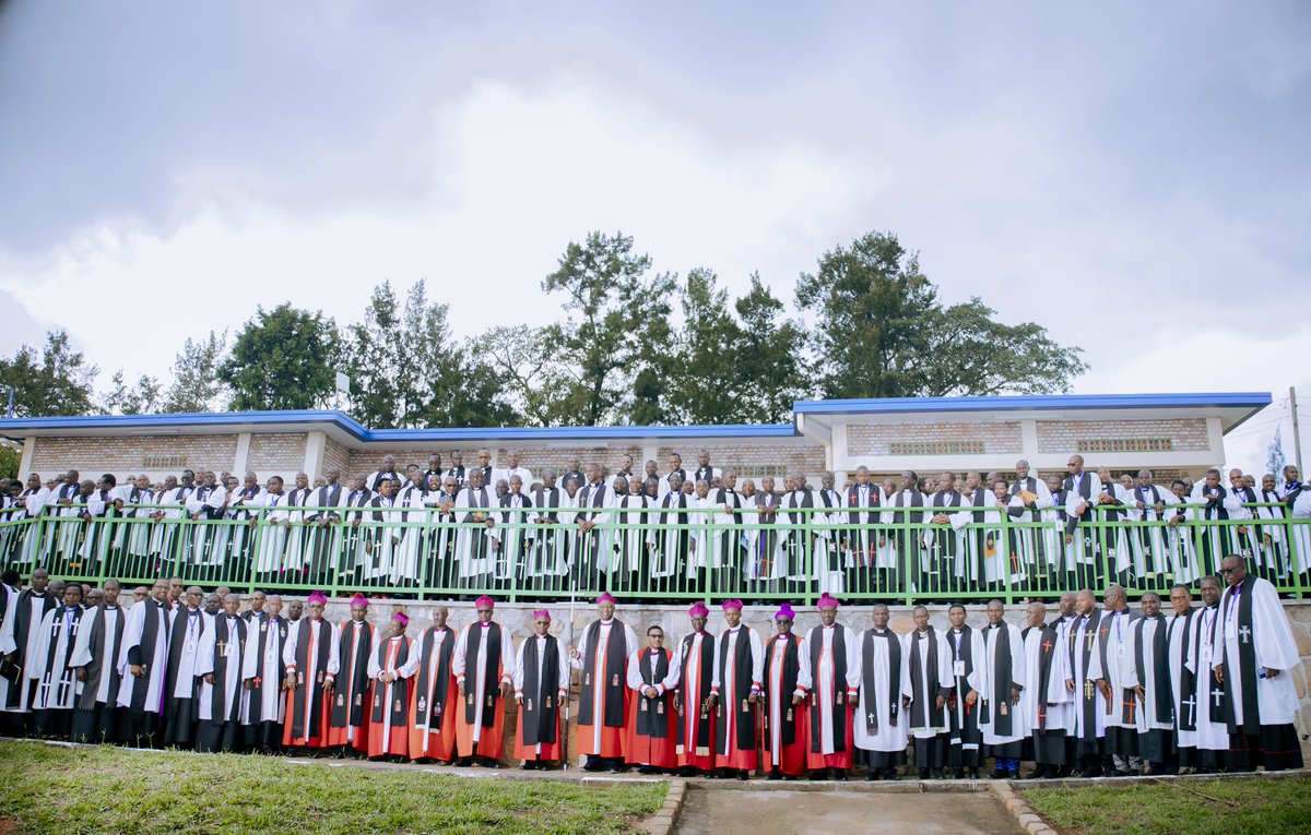 Mu ijambo rye yagize Ati "Ndagirango mbibutse ko turi itorero rimwe tutari amatorero 13, turi itorero Anglican ry'u Rwanda". Arch Bishop Dr <a href="/MbandaLaurent/">Laurent Mbanda</a>, Umwepiskopi mukuru w'itorero Anglican ry'u Rwanda mu mwiherero w'abapasitori n'abepisikopi babo i Muhanga.
<a href="/CNshimyimana/">Christophe Nshimyimana</a>