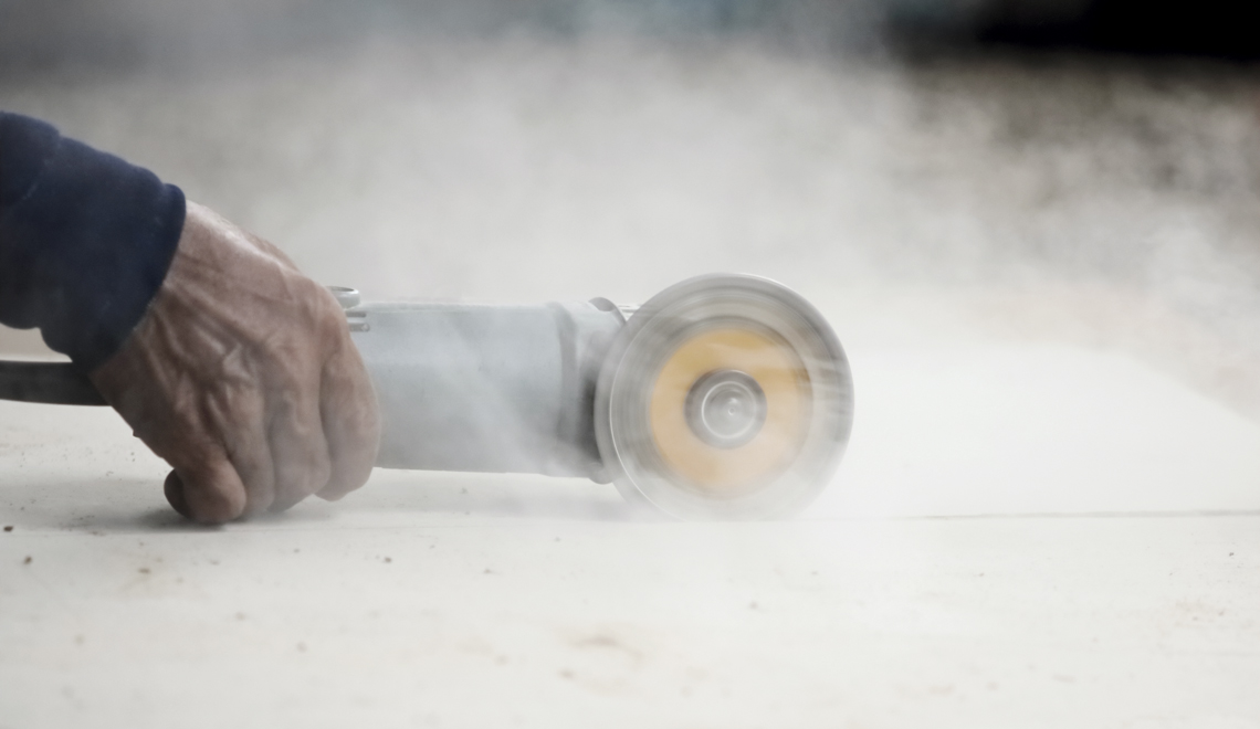 In "Silica Trails: Turned Soils, Dusty Lungs" Juliana Ramos Boldrin illustrates how silica exposure can damage health, but mitigating the harm could jeopardise Brazil’s dominance in silica export. roadsides.net/collection-no-…