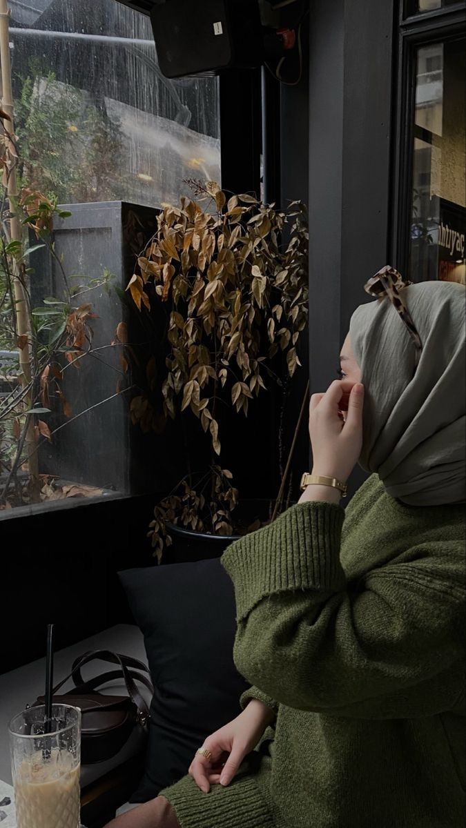 جمالُ البداياتِ كأنّه الصباحُ حين يستيقظُ العالمُ على نغمةِ ضوءٍ خجول....
كأنّه النَفَسُ الأولُ بعد ليلٍ طويل،
أو كأنّه ابتسامةُ القلبِ حين يلتقي أملًا جديداً . .
كذلك هو صباحكم جميل كالبدايات