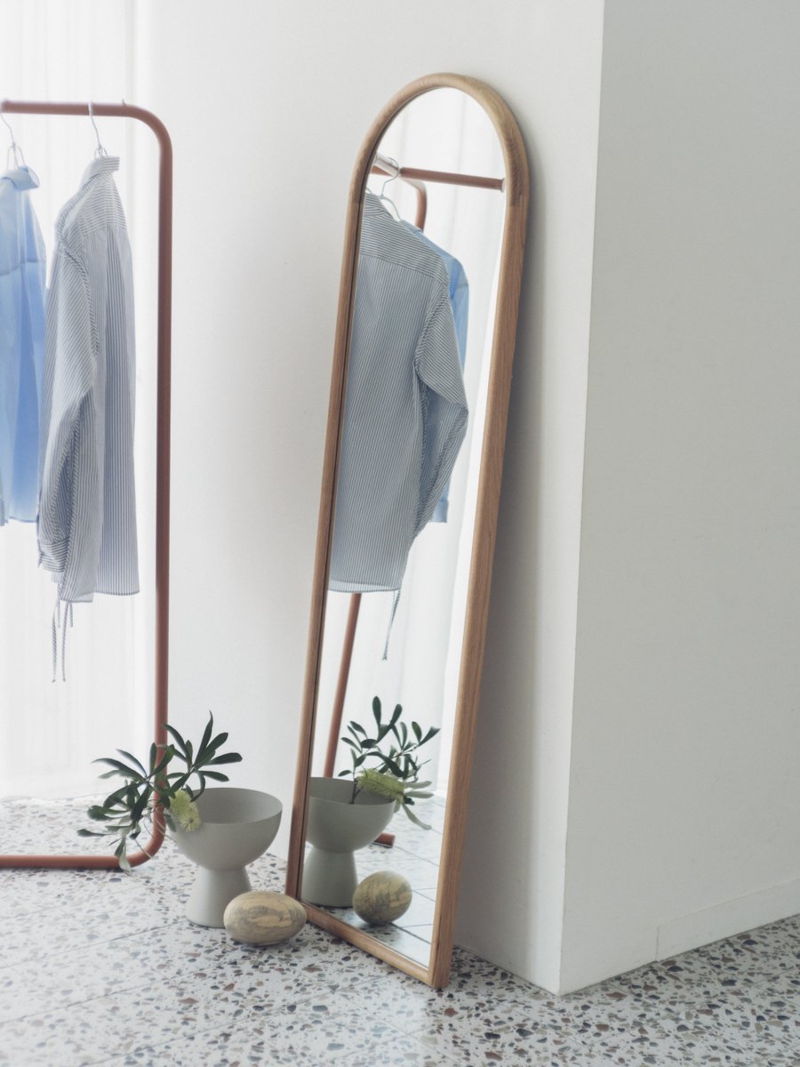 アーチのフレームがお部屋のアクセントになるウォールミラー。 SOLK