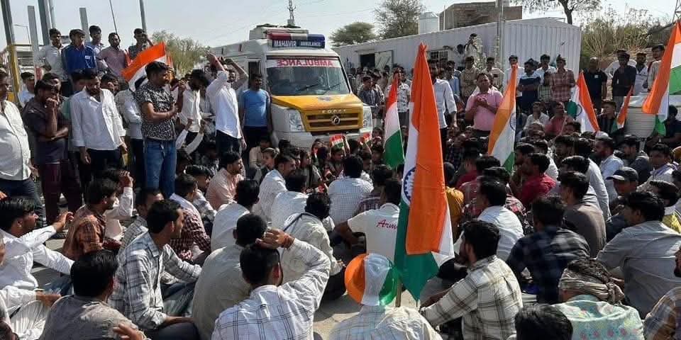 JayChoudhary04's tweet photo. फलोदी जिले के चाडी गांव में किसान का बेटा शहीद हुआ है
आर्मी राजकीय सम्मान के साथ अंतिम संस्कार नहीं कर रहीं हैं ,,
ये कैसा राज है...........
मुझे लगता है यहा भी किसान क़ौम के कोहिनूर @hanumanbeniwal को जाना पङेगा!
#न्याय_की_आखिरी_उम्मीद
#Falodi #Chadi #अमर_शहीद https://t.co/4kgEIclH9f