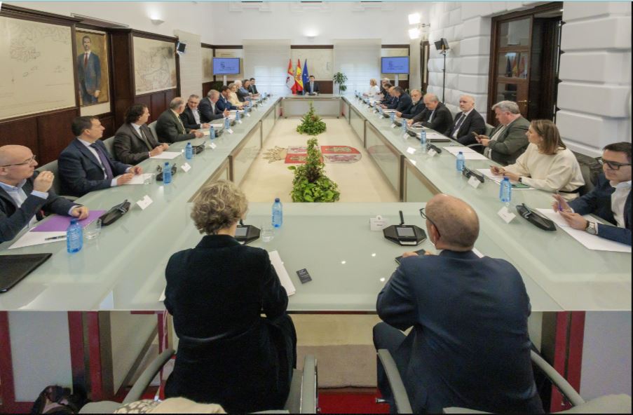 Ayer el Vicepresidente de <a href="/_CBECyL/">CBECyL</a> , participó en la reunión que el Presidente de la <a href="/jcyl/">Junta de Castilla y León</a> , mantuvo con los principales representantes de los sectores productivos, organizaciones económicas y sociales de #CastillayLeón, afectados por la situación arancelaria  con EE.UU.