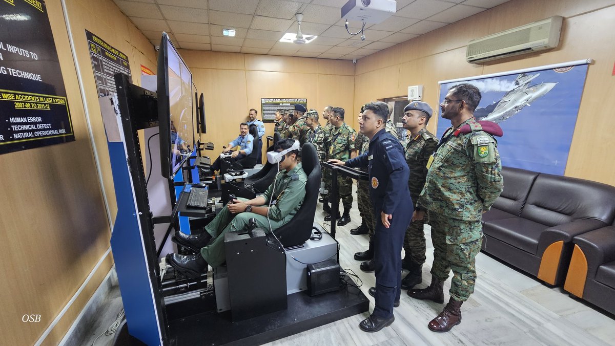 ia_awc's tweet photo. Officers from three services &amp; friendly foreign countries attending #HDOC 19 at #AWC witnessed #IndianArmy training &amp; #tech infusion at Artillery Centre, Hyderabad, Airforce station Hakimpet &amp; Simulator Development Division.
@adgpi  
@artrac_ia  
@IAF_MCC  
@indiannavy https://t.co/QEIkmWtD0r