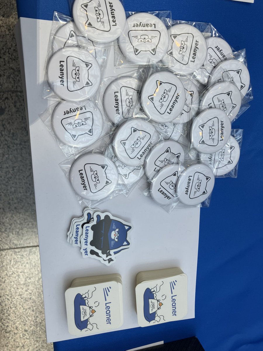 SAKI_HR_Leaner's tweet photo. リーナーブース始まりました〜！

全2問のクイズに答えてリーニャーキーボードキットがもらえるチャンス！

愛媛verの新リーニャーステッカーなどたくさんお土産があるのでぜひお迎えにきてください！

#rubykaigi #RubyKaigi2025 https://t.co/BuA7s7cxhi
