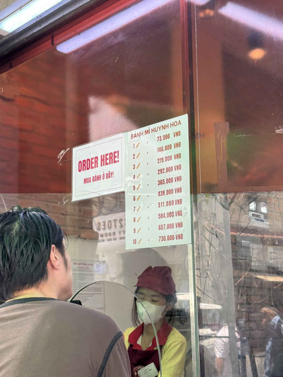 dashi_tsukkomi's tweet photo. バインミーフィンホアBánh Mì Huynh Hoa
1989年創業、行列店なのでデリバリー業者(Grab )と一般客は別の窓口です。メニューは全部入りの1種類のみ(73ドン)。太めのきゅうり、人参など野菜は別添でとってもボリューミー! #ベトナム #hochiminh #パン #pain #bread #bahnmi #食文化 https://t.co/mi1QRXfAqg