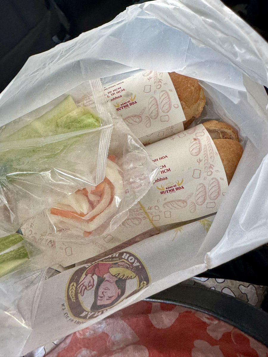 dashi_tsukkomi's tweet photo. バインミーフィンホアBánh Mì Huynh Hoa
1989年創業、行列店なのでデリバリー業者(Grab )と一般客は別の窓口です。メニューは全部入りの1種類のみ(73ドン)。太めのきゅうり、人参など野菜は別添でとってもボリューミー! #ベトナム #hochiminh #パン #pain #bread #bahnmi #食文化 https://t.co/mi1QRXfAqg
