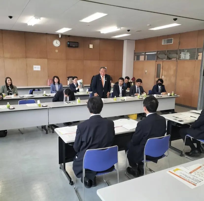 masataka_omura's tweet photo. 本日は「別居・離婚後の親子関係を考える地方議員の会」として、大東市を視察しました。

大東市では別居親の学校行事への参加や保育園の入退園手続など、親子のつながりを守る取り組みについて学びました。

「親が別れても、子どもと親の関係は切ってはいけない」という姿勢に支えられた、大変意義深い制度です。

実は、僕自身も“当事者”です。
これまでこの問題について公の場で語ることを避けてきたのは、自分自身がすでに心に蓋をしていたからかもしれません。
そして何より、離婚した妻のことも考えると、軽々しく触れてよい話ではないと思っていたからです。

ただ今回、他の議員や行政に寄せられた声に耳を傾ける中で、自然と涙が出てくる場面もありました。

それは、当事者だからこそ共鳴してしまう痛みや、ずっと見ないふりをしてきた自分の心に気づかされたからだと思います。

ずかずか聞いてくる人や、憶測による中傷もありました。だからこそ、語れなかった。
でも、今この国の子どもたちのことを真剣に考えたとき、当事者だからこそ見えるもの、伝えられることがあると感じています。

親同士は別れても、親子の愛情は守られるべき。この問題と、僕はこれからちゃんと向き合っていきたいと思います。