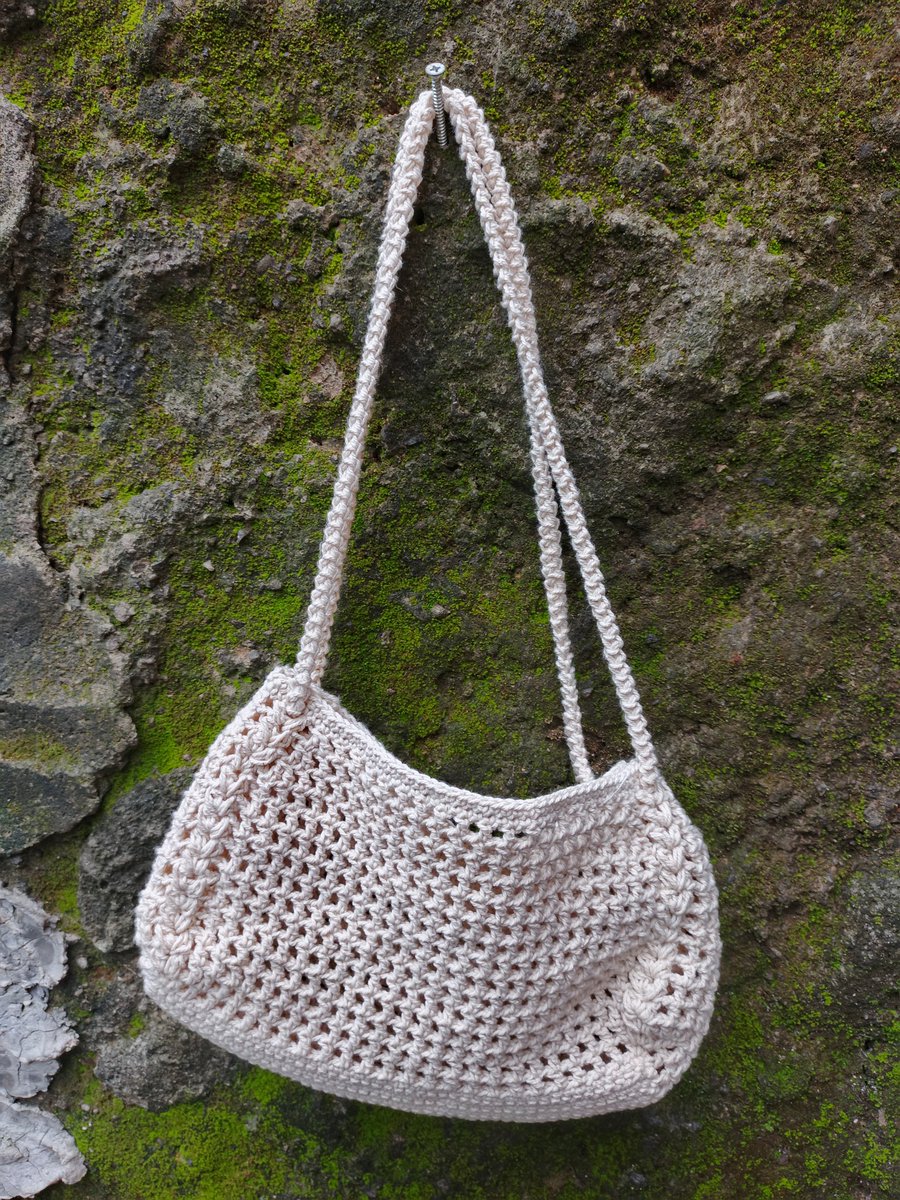 [ rt &amp; like are appreciated🤍 ]

HANDMADE BAG🤏🏻💐

- open order &amp; pre-order (PO)
 
💐 Crochet bag [ 2 in 1, shoulder bag n Sling bag ]
📍 Tangsel 
💸 80k IDR

❕❕ HANDMADE product, not same 100%

Request? ✅

#zonauang #zonajajan #wts tas rajut tas bahu