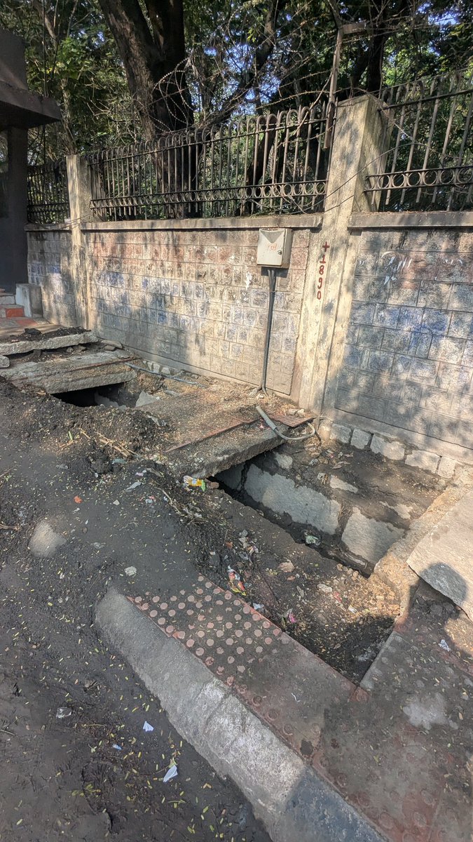 Mithun_84's tweet photo. Here's a short tweet you can tag BBMP in:

Dear @BBMPCOMM, the pavements near Palace Guttahalli bus stop &amp; skywalk have been dug up and left unfinished for weeks. It’s unsafe for pedestrians, especially senior citizens &amp; children. Please look into this urgently! #NammaBengaluru https://t.co/gVBugNVMf1
