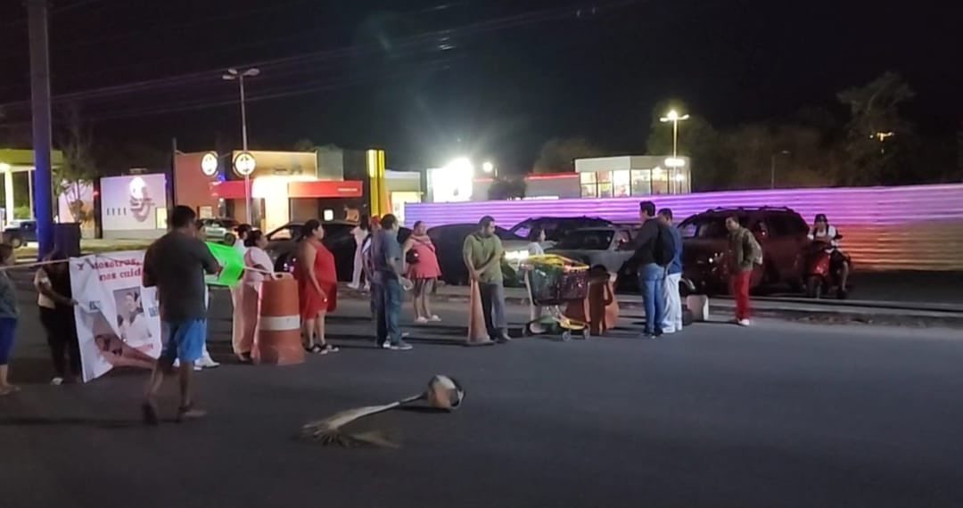 Enlace SQCS on X: "La avenida Insurgentes en la ciudad de Chetumal fue bloqueada por un grupo de familiares y amigos del enfermero Ramiro Cáceres López, quién está en calidad de desaparecido