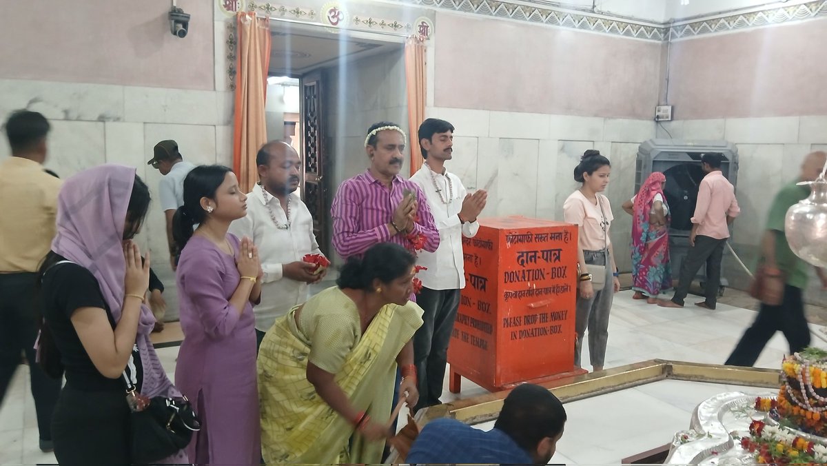 Alokvickycs's tweet photo. बनारस BHU #कशी_विश्वनाथ का दर्शन किया 
#संकट_��ोचन_महाबली_ हनुमान जी का दर्शन करने का सौभाग्य प्राप्त हुवा । https://t.co/OE8krZSOMW