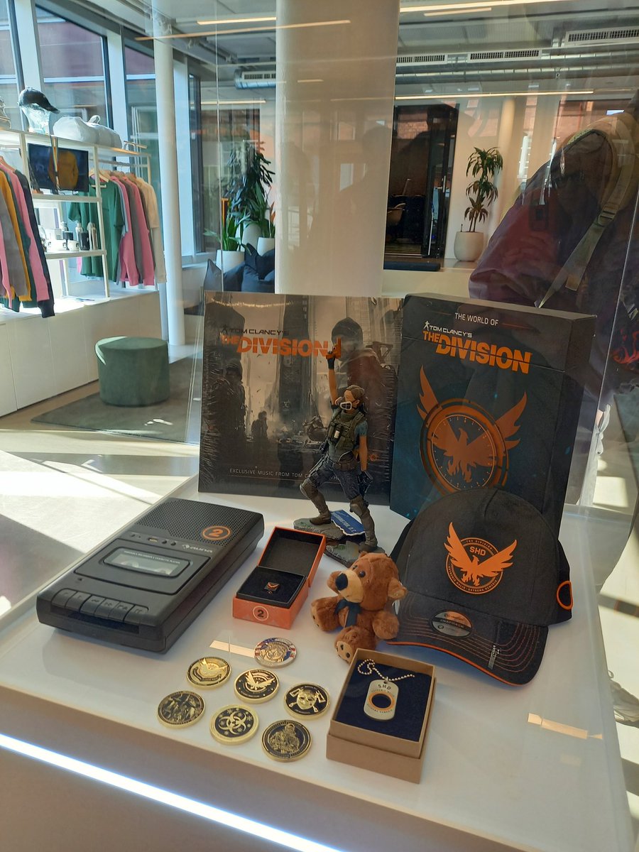 ccat1986's tweet photo. Busy day yesterday but boy was it fun! 

Still grateful for this opportunity! 🥰 Agenda for today: Taking pictures with everyone before this event is over and I regret being to shy to ask. 😅

#TheDivision2 #ADreamComeTrue https://t.co/EeT5Ssbrzr