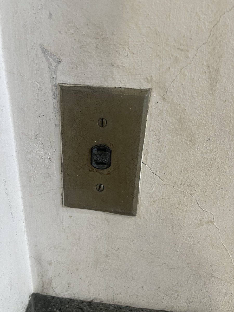 27Mtta's tweet photo. 建物古いとコンセント🔌の差し込み向き横向いてるん？ https://t.co/oJ5UXgEMtp