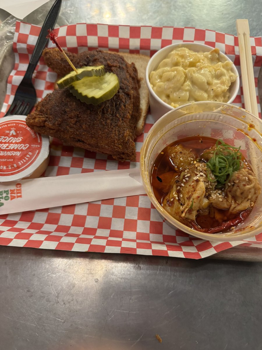 RogerNenes's tweet image. #block16 for the win at #thecosmpololitan Hattie Bs “Damn hot” and Jose Andre’s hot chili wantons !!!