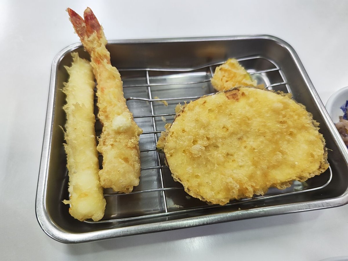 blackcatLuna96's tweet photo. 天ぷら無限増殖バグ
減るより増えるほうが早いのでは…？？

天ぷらが美味しいことはもちろんですが、イカの塩辛もこれまた美味しい https://t.co/5b9ZkTdQeb