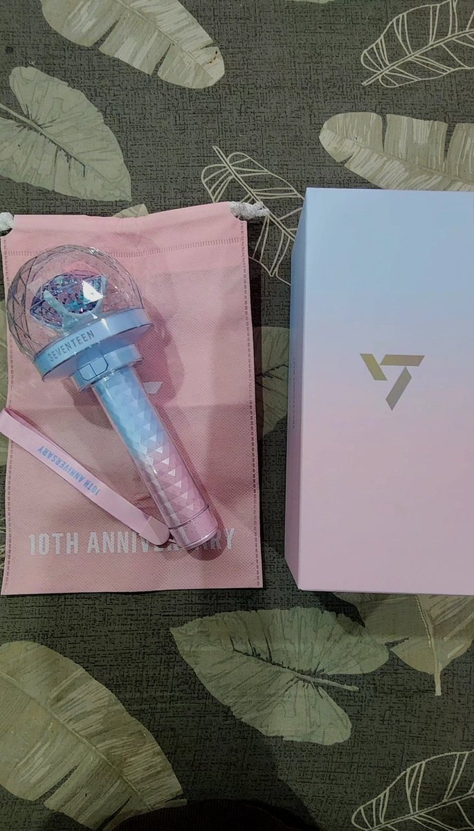 dhanskz's tweet photo. #dhanimails~ π
finally my svt lightstick is heree, it's so pretty i can't stop admiring it π₯Ή tysm for the smooth transaction @seoul_stop! π©·π©΅ https://t.co/8kHNFKRSTv