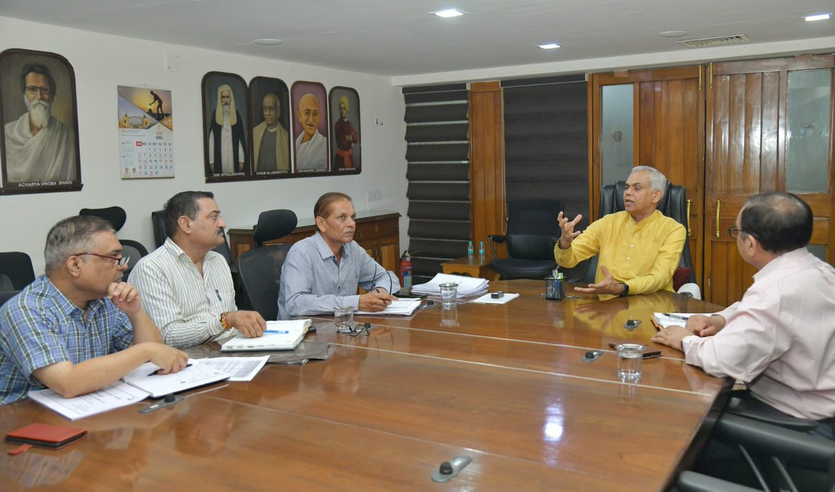 राजभवन गांधीनगर में राष्ट्रीय प्राकृतिक कृषि मिशन की समीक्षा बैठक की अध्यक्षता की।
गुजरात में 4854 क्लस्टर्स बनाए गए—हर 3 गांव पर 2 प्रशिक्षित व्यक्ति किसानों को मार्गदर्शन देंगे।
प्राकृतिक कृषि मानवता की सेवा है, इसके लिए प्रमाणिकता व तालिम जरूरी है।