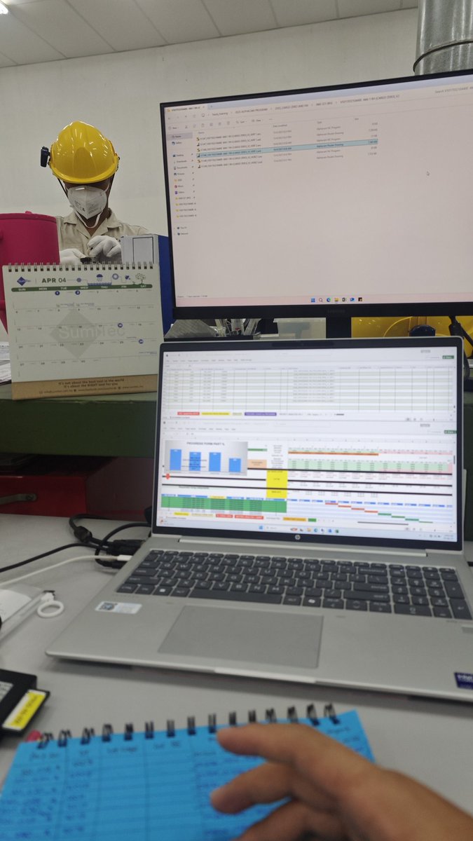 frettc_rawk's tweet photo. 2minggu lepas aku saja seloroh boss laptop i ni kecik sangat  sakit matala 🤣dua hari lepas tiba2 mis panggil tukar lappy 16inch 🤣...."untung kau dik MD pon guna 14inch recycle..kau punya dia suruh beli baru"... https://t.co/O7GcluAp8y