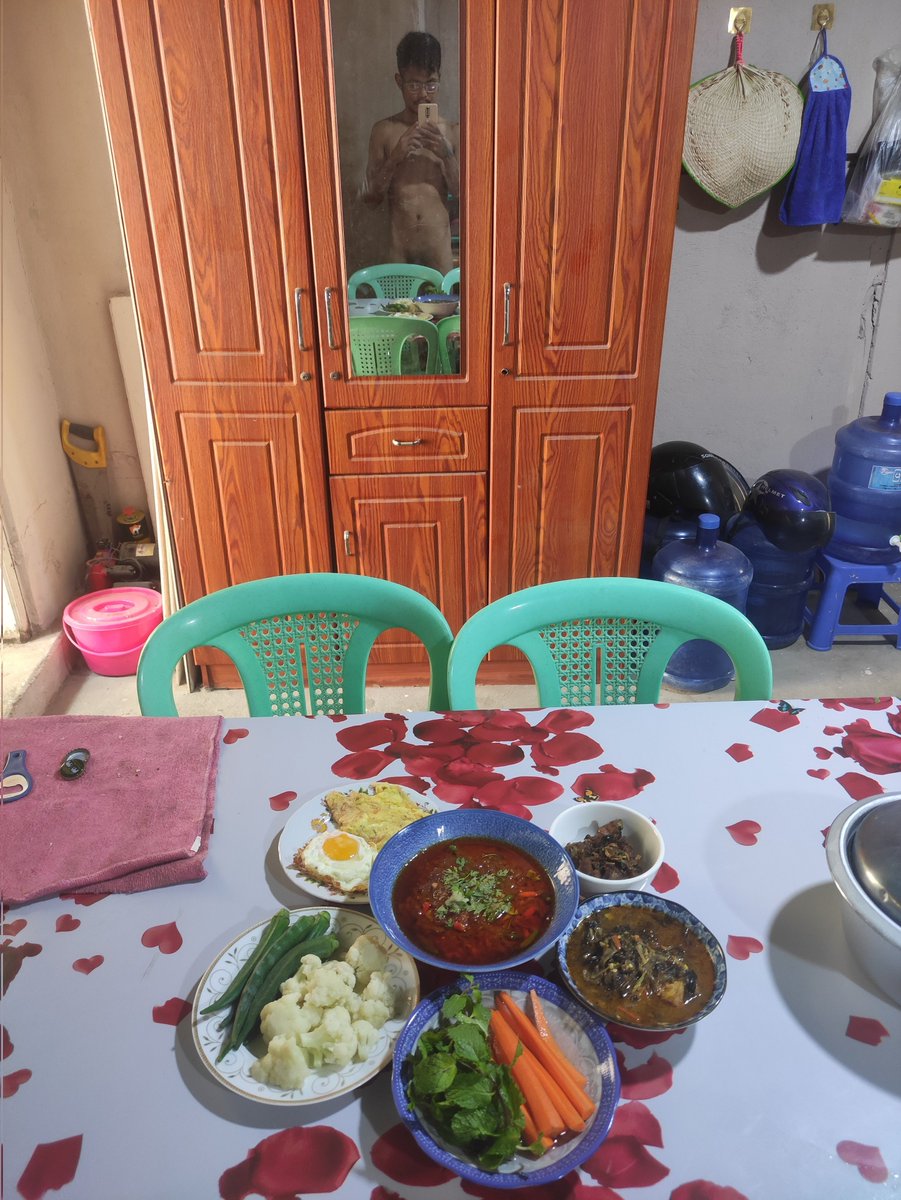 LxPyar's tweet photo. ထမင်းလာစားမလား 🍽️🍽️ https://t.co/llgMjx2u4k
