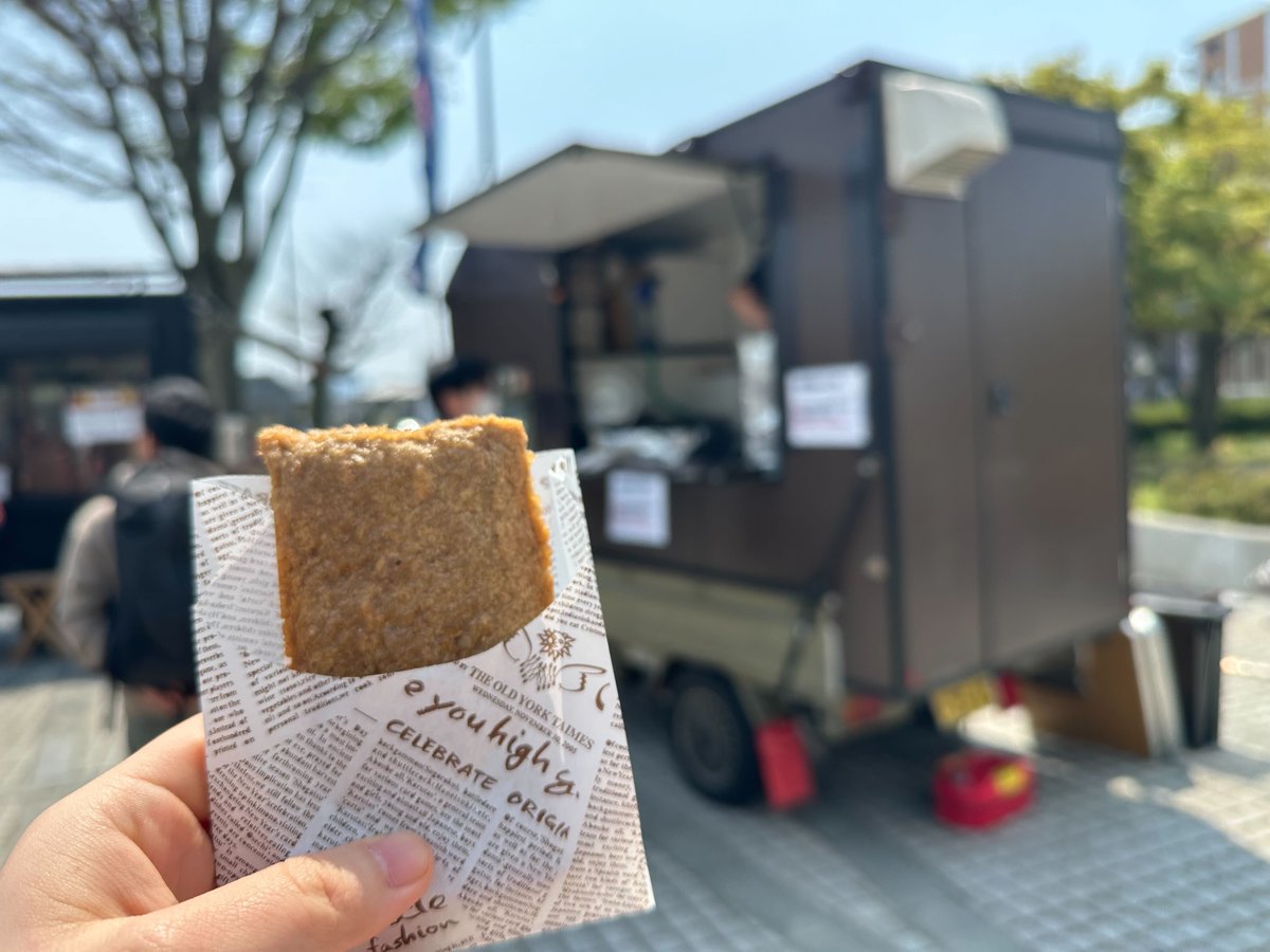 geekneerjp's tweet image. ほかほか、できたて「じゃこ天」もらえて嬉しい！ウッッマ！です！感謝です　＃RubyKaigi2025