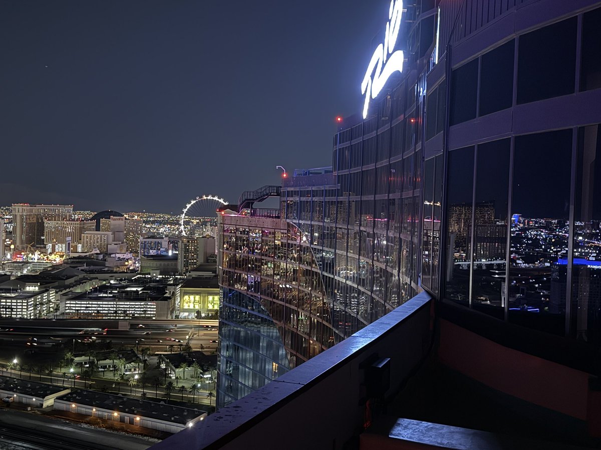 bitharvest's tweet photo. @VitalVegas It looks like the lights are out on the casinos too… no light from Luxor… no lights on the strip casinos minus the name plates… https://t.co/0BbPjvgSBq