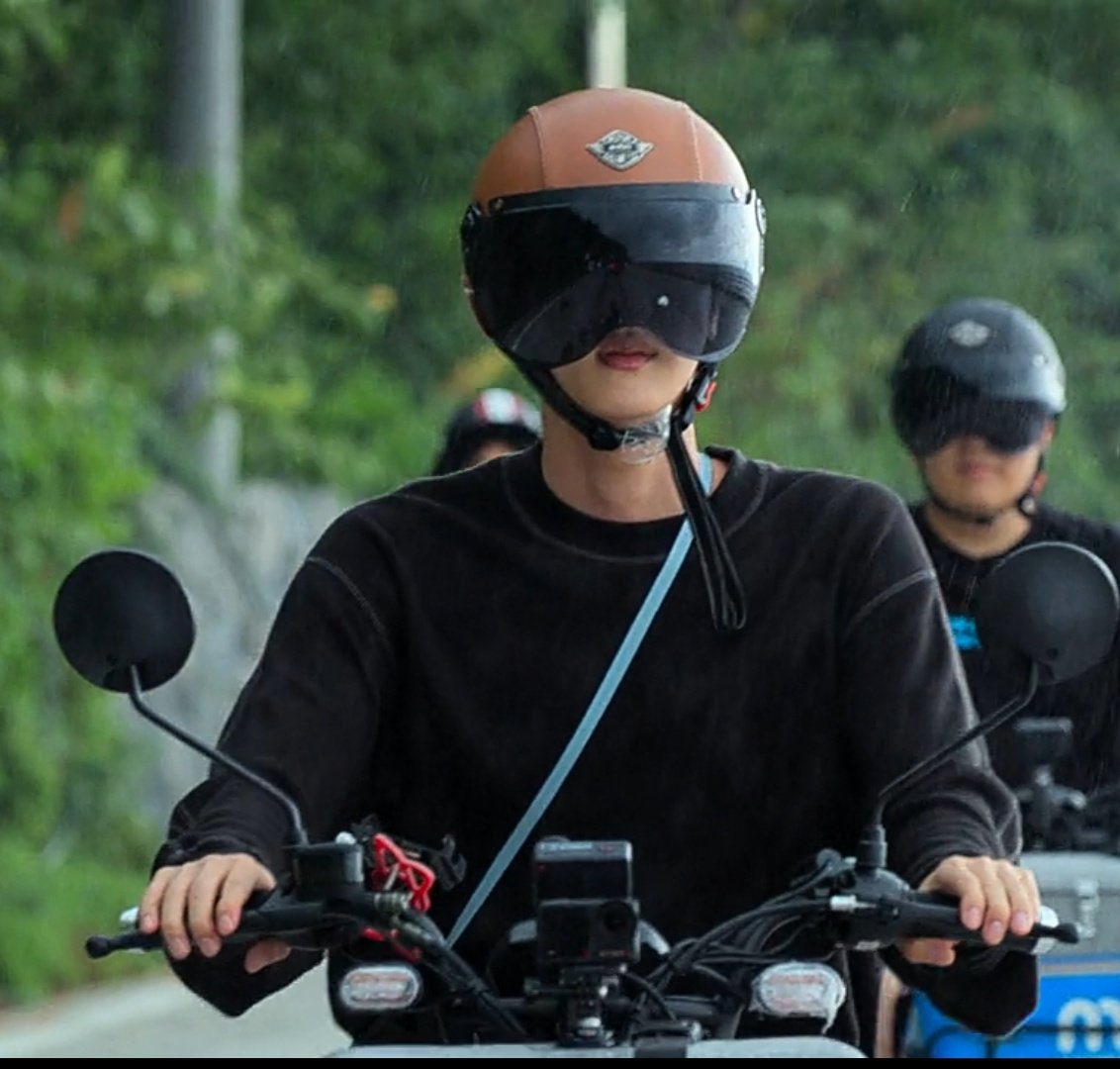 아 어떡함ㅋㅋㅋㅋ헬멧 개크고 입술만 보임
