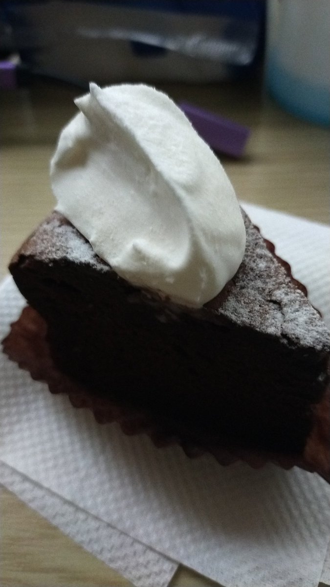 NagomiyaAme's tweet photo. つい美味しそうだったので買ってしまいました。ガトーショコラ、前は自分でも作りましたが。今はね🤭
食べてやる気を出します😤💨#Fleurir https://t.co/x91wCHHaux