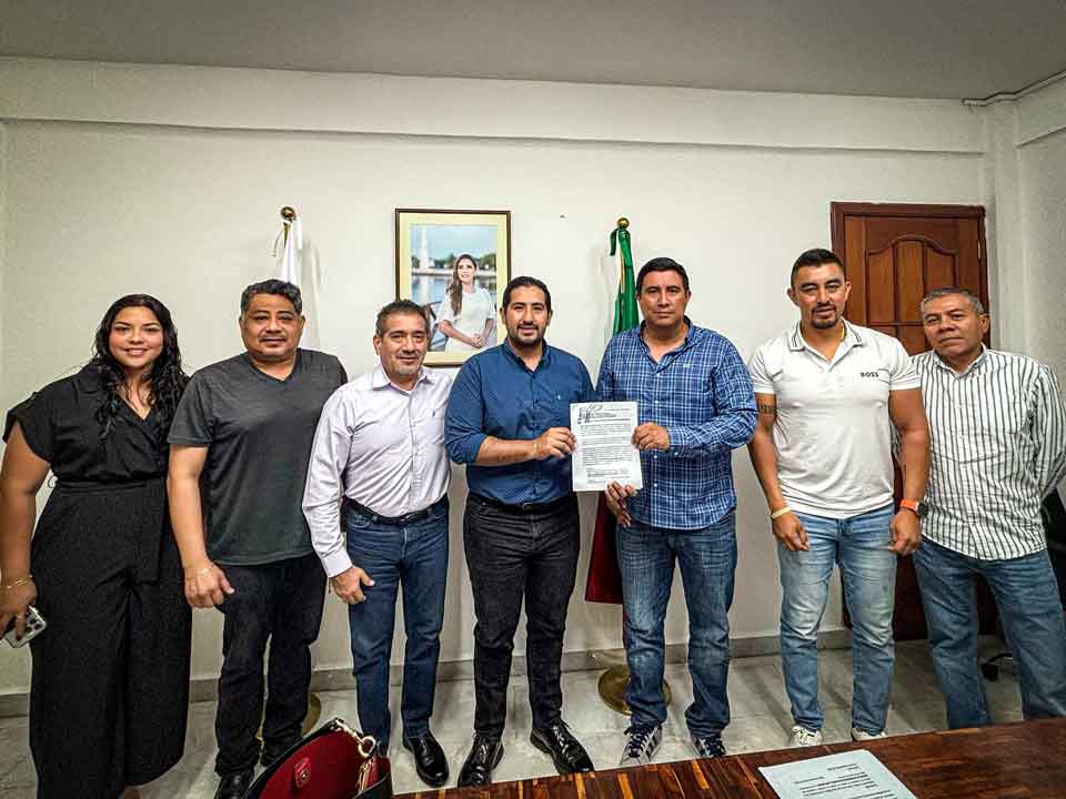 PDigitalOriente's tweet photo. 🚖 IMOVEQROO y transportistas avanzan en movilidad
 ✅ Discuten ajuste tarifario pendiente desde 2018
 ✅ Presentan proyecto de modernización del transporte públicoen Benito Juárez
 📢Concesionarios y permisionarios están incluidos.
 🔗https://t.co/NfTgJx13px https://t.co/MEeUqwY0s2